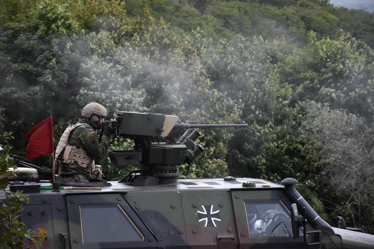 Deutsches_Heer's tweet photo. Neuland für alle: Soldat*innen vom Vereinte Nationen #Ausbildungszentrum #Bundeswehr üben mit der Waffenanlage #FLW200 in #Wildflecken. Unter Beobachtung von Fachleuten wird das Notbetriebsschießen & das Über- & Vorbeischießen von #Dingo & #Boxer erprobt. #Heer #TrefferZielMitte https://t.co/veLZTiOhJf