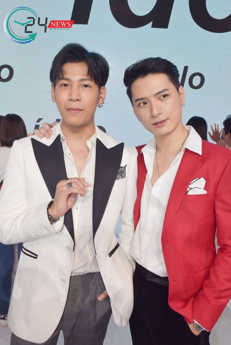 So 007 Singto wore the snake ring during the recent idolo event too!That's the style Singto usually wears & like from my memorySo my question is what a snake necklace is doing by a christian like Krist who wore a cross necklace that day? Why did he hide the snake pendant?
