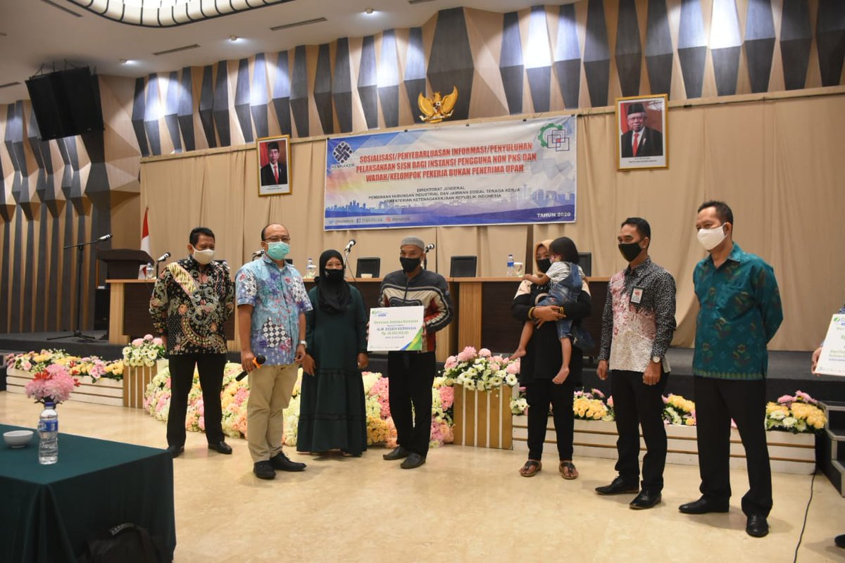 Penyerahan manfaat JKK dan JKm BPJS Ketenagakerjaan oleh Kasubdit Kepesertaan Jamsos kepada ahli waris pekerja harian lepas &amp; mitra ojek daring tgl 28-08-20 di Hotel Orchardz Jakarta.