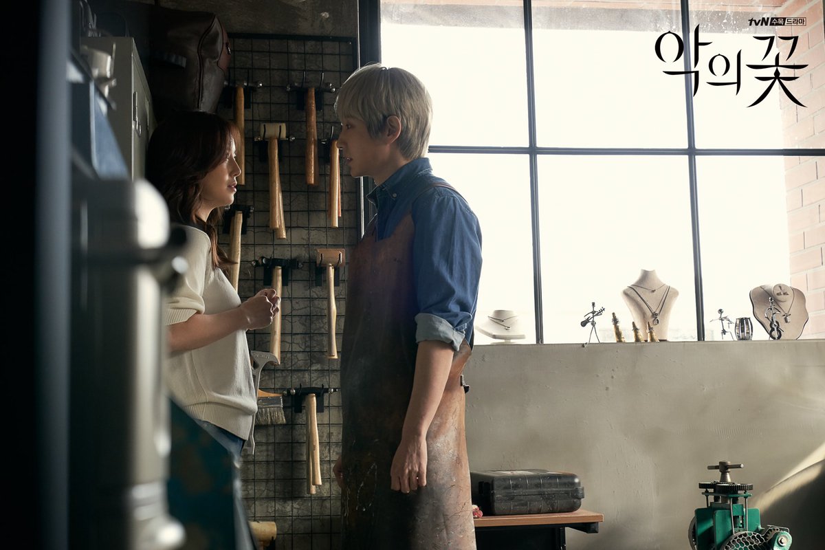 <악의 꽃> 꽃집털이 1탄 과거 편

슬프지만 희성과 지원의 처음이 담긴 시간들
백차 부부 행복하게 해주세요 엉엉 😭

고밀도 감성 추적극 #악의꽃
매주 [수목] 밤 10시 50분 tvN 방송

#이준기 #문채원 #장희진 #서현우 #tvN #수목드라마