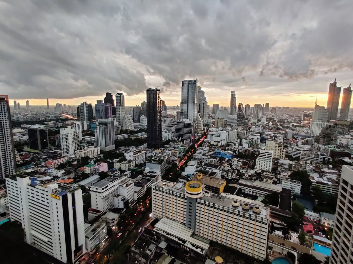 This is WoW #Bangkok #HappyHour deal - at Scarlett, Pullman Hotel