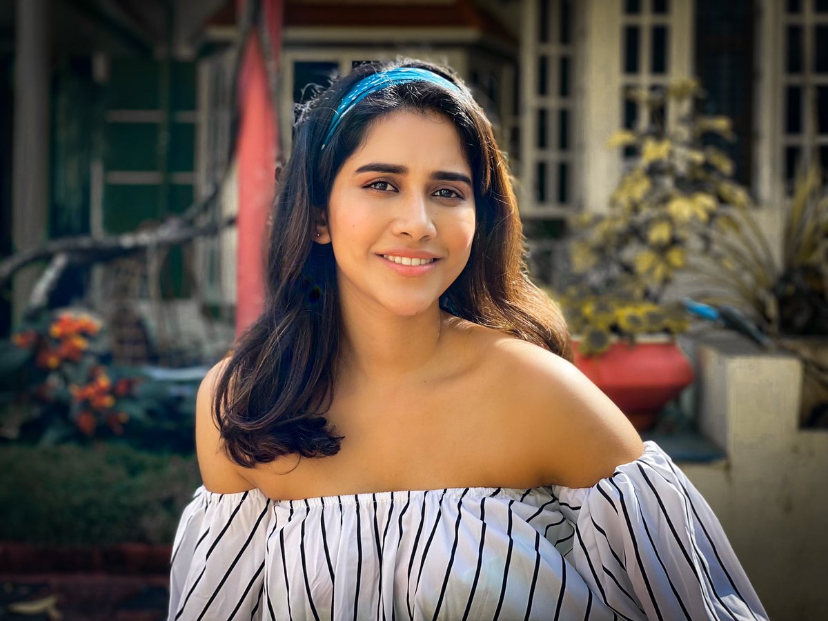 Tollywoodflix's tweet photo. @NabhaNatesh 🔥🔥 https://t.co/eszmICL2Az