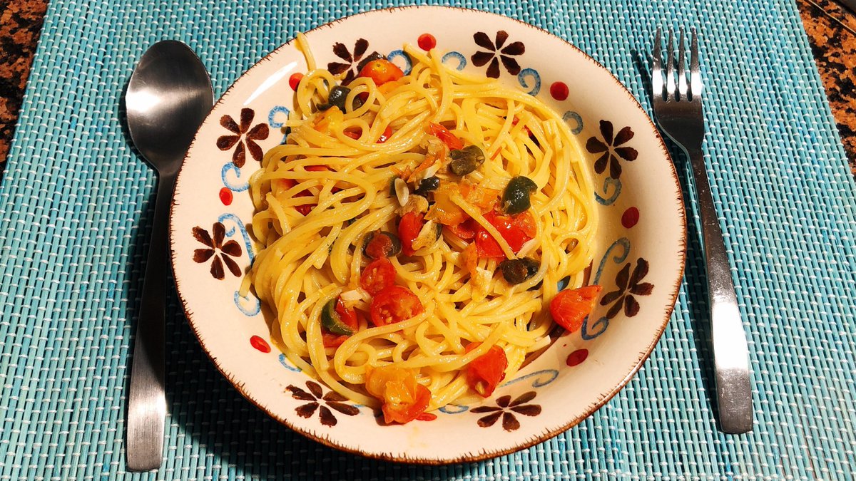 ネギ ブロガーinイタリア 朝パスタァァ パスタを作るときは家にあるもので何が作れるかを考える 今日はプチトマトとオリーブとツナのパスタ ひとり飯のときはスプーン使って食べます笑 イタリアは基本 スパゲティ食べるときはフォークのみ