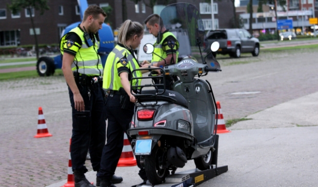 Politie houdt verkeerscontroles -..