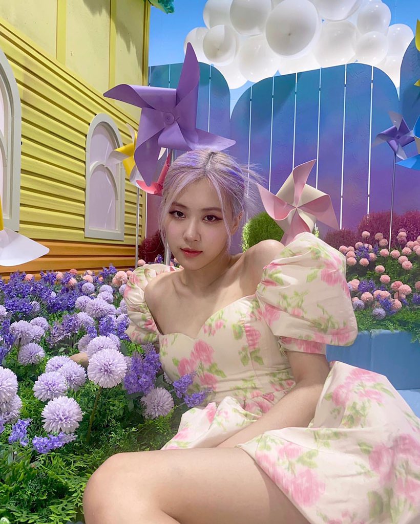 rosseame's tweet photo. ⠀⠀ ⠀⠀
Rosie in the middle of flower garden. Try to differentiate between me and those beautiful purple blossom maybe?
⠀⠀⠀ https://t.co/mbq6s7fNVF