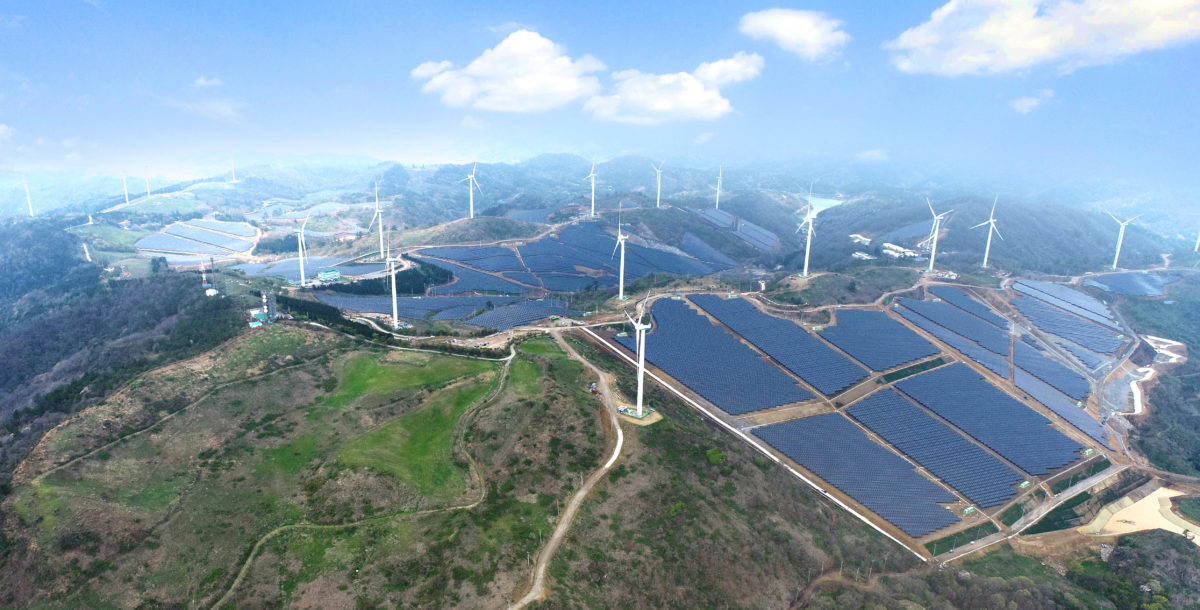 In a mountainous area in #SouthKorea, a 133 MW hybrid solar-wind power plant linked to 242 MWh of storage is being built - the country's largest hybrid solar-wind project, <a href="/pvmagazine/">pv magazine</a> reports bit.ly/2YJAvIt #BuildBackBetter