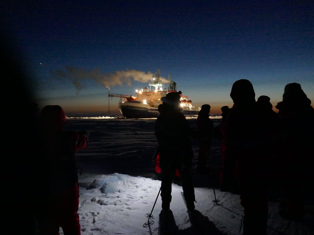 February 28, we arrived in walking distance! What a relief, we have not to leave anyone or anything behind. I do not know if such a ship-to-ship transfer has ever taken place before. At least not in the middle of the Arctic Ocean during Winter.