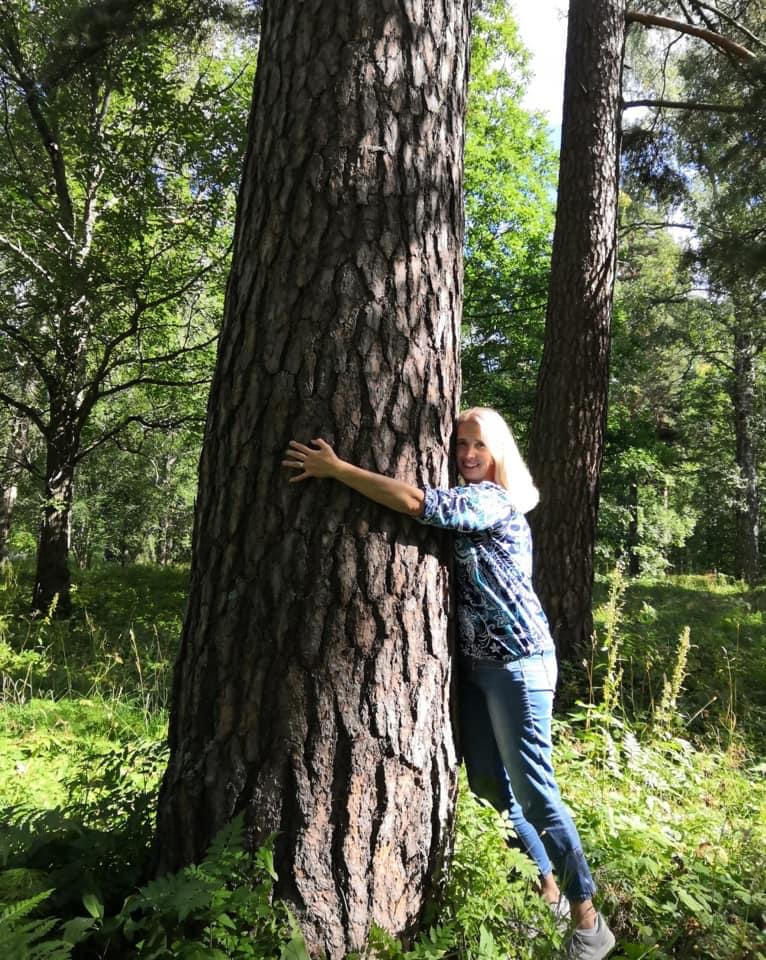 Näin pandemia-aikana, kun etäisyyttä on pidettävä muihin ihmisiin, puita uskaltaa halata. 💚🌳
Maisemasuunnittelijat ry:n vpj Päivi Sundmanin <a href="/PaiviSundman/">Päivi Sundman</a> halauksessa mänty Tampereen Piikahaan arvoniityllä, johon tutustuttiin @VYLry arvoniitty-opintoretkellä. #puunhalausviikko