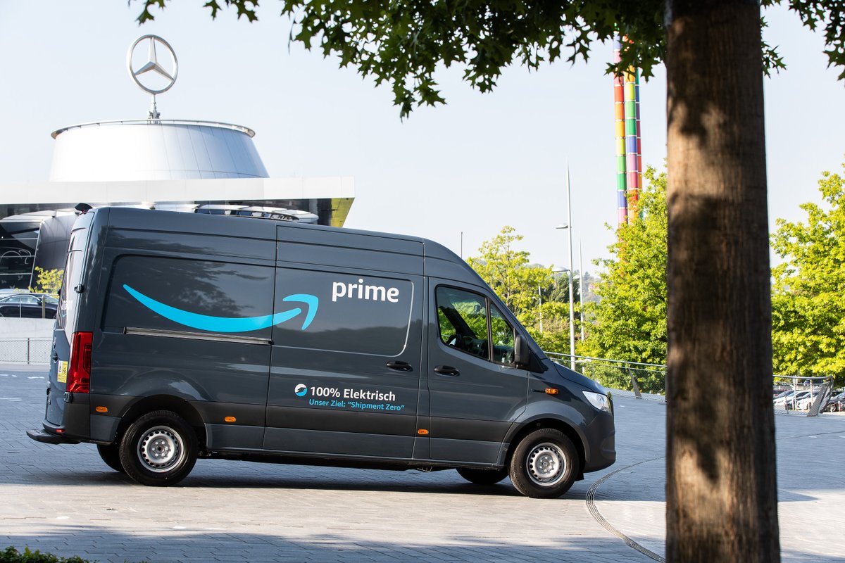 AmazonNewsDE's tweet photo. .@MercedesBenz schließt sich dem von #Amazon mitbegründeten @ClimatePledge an. Das Unternehmen verpflichtet sich, bis 2040 CO2-neutral zu sein, womit es einen wichtigen Beitrag zur Verlangsamung des #Klimawandels leistet. Mehr erfahren Sie unter: https://t.co/YVTweB72pu https://t.co/lB1zEPiBir