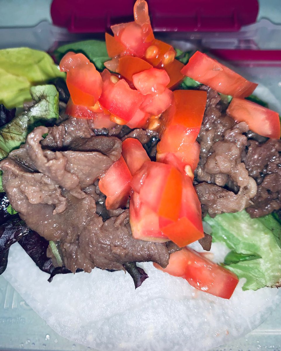 VLivingNow1's tweet photo. Low carb dinner. Bulgogi on a jicama shell 😋#beefbulgogi #jicamatortillas #springmix #tomatoes #lowcarbeating #healthyeats #latenightfood #mealprep #weightloss #eattolive #healthycanstilltastegood #goodeats #foodporn #foodie #yummy #tastyfood #delicious https://t.co/xOtHN5oZ0S
