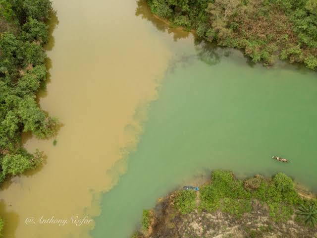 Oguta LakeLocated in Imo State, Southeastern Nigeria; within the equatorial rainforest region of Niger Delta. One part of Oguta Lake in Imo State, Nigeria is blue, the other part is brown. But they never mix