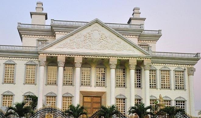This billion-naira mansion is the most exquisite private property you get to see in abuja. Owned by Abubakar Aliyu(AA oil). The land alone was bought for one billion Naira (N1 Billion)
