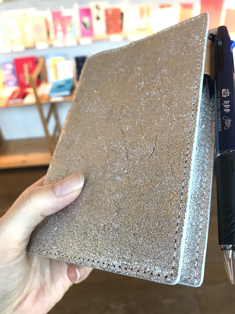 Tobichi 革カバーの手ざわりを もう2つ タイト シルバー はヌメ革の上に銀の箔押しなので 硬くてしっかりしてます 箔は微かに凹凸がありますが引っかかることはありません After The Rainはやわらくしなやかで こまかいシボの凹凸感が気持ちいい Tobichi 革カバーの手ざわりを もう2つ タイト シルバー はヌメ革の上に銀の箔押しなので 硬くてしっかりしてます 箔は微かに凹凸がありますが引っかかることはありません After The Rainはやわらくしなやかで こまかいシボの凹凸感が気持ちいい