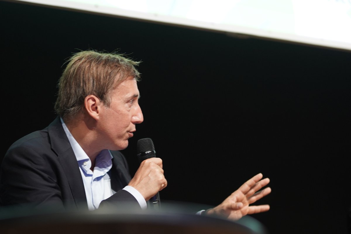 🗣️ @GaelGiraud_CNRS à <a href="/barbarapompili/">Barbara Pompili</a> "Dans ces 100 milliards, 40 milliards viennent de l'UE, je vous encourage donc à faire pression pour avoir un #PlanDeRelance plus ambitieux. Celui de l'Allemagne par exemple est 7x plus ambitieux que le nôtre." 🌿 #UEED2020