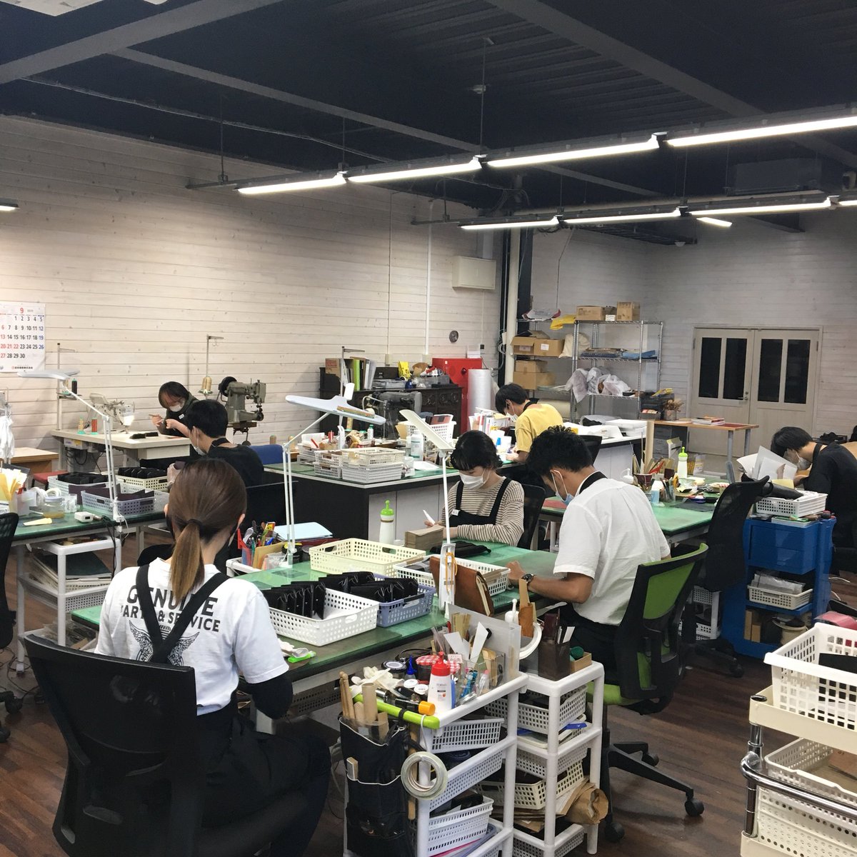 皆黙々と仕事中。