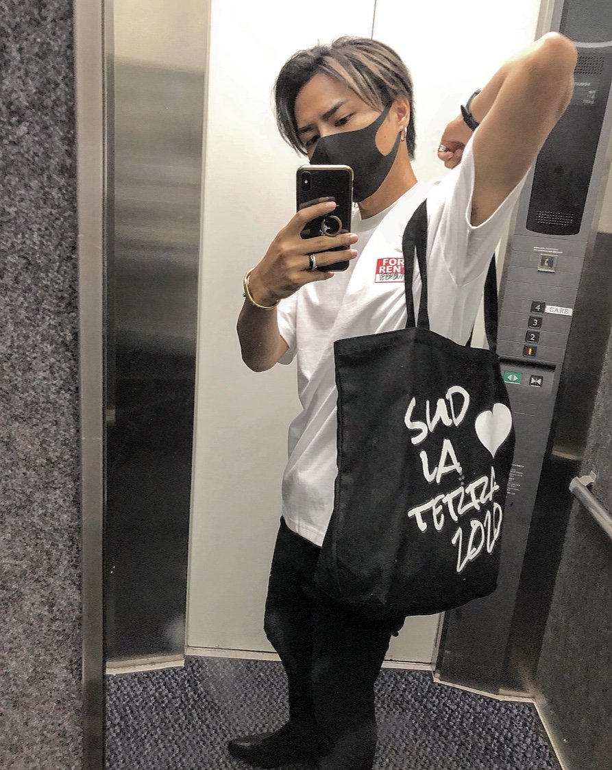 DAICHI_SLT_2020's tweet photo. ヘアーメンテ✂️😌✨
いつもの様に担当は @0105Yuhei 
エアリーなセンター分けで重めにしてもらいました💯
黒にしようかなぁと思ったけど、結局ハイライト入れた😆笑
いつもありがとう💕
僕ら分け目逆やね!!笑 https://t.co/jBEmD3dUfG