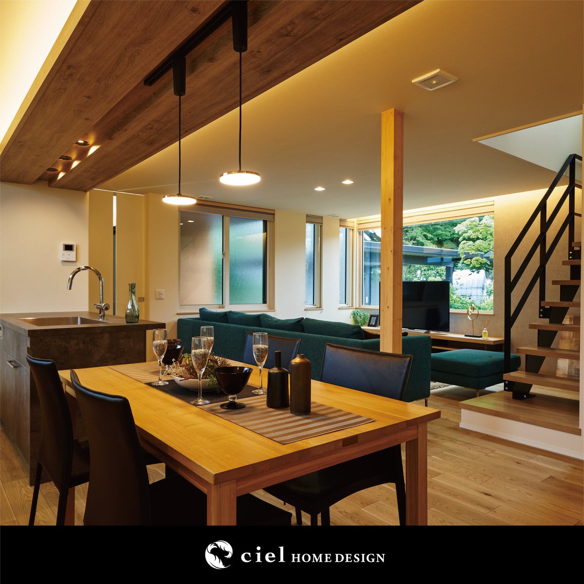 シエルホームデザイン 緑の庭園が映えるリビングルーム シエルホームデザイン 山形 高気密高断熱 Zeh