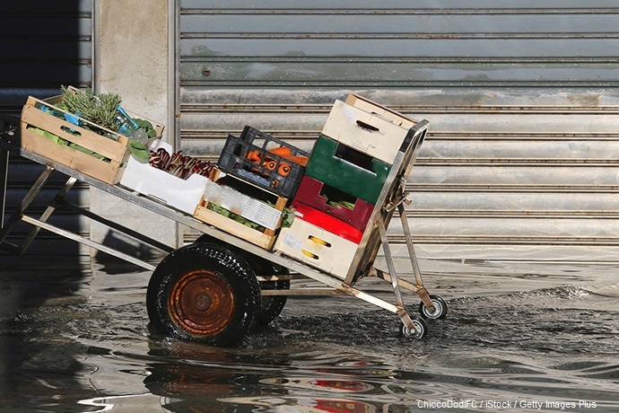 New paper by E. Zsoter @zservin32 et al. explores potential benefits of using ensemble reforecasts to generate flood thresholds for improved global flood forecasting, increasing the confidence in forecasts for humanitarian and civil protection partners. 
onlinelibrary.wiley.com/doi/10.1111/jf…