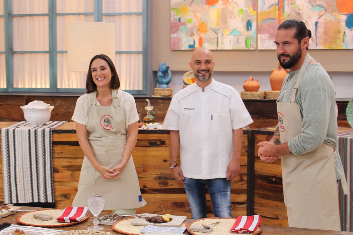 CocinaRTVE's tweet image. Inauguramos el mes de septiembre con un invitado de categoría. @PenaChef y @Tamara_Falco_ invitan mañana a #CocinaAlPunto al chef Manuel Domínguez (@LuaManuel) con una estrella Michelin ⭐ en su restaurante @lua_madrid 
Como siempre, a partir de las 13:00h en @La1_tve 📺