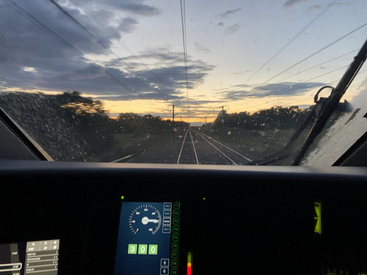 A titre d’exemple, un TGV à 300 km/h commencera à ralentir 10km avant sa gare d’arrêt. Au hasard...Le Creusot 