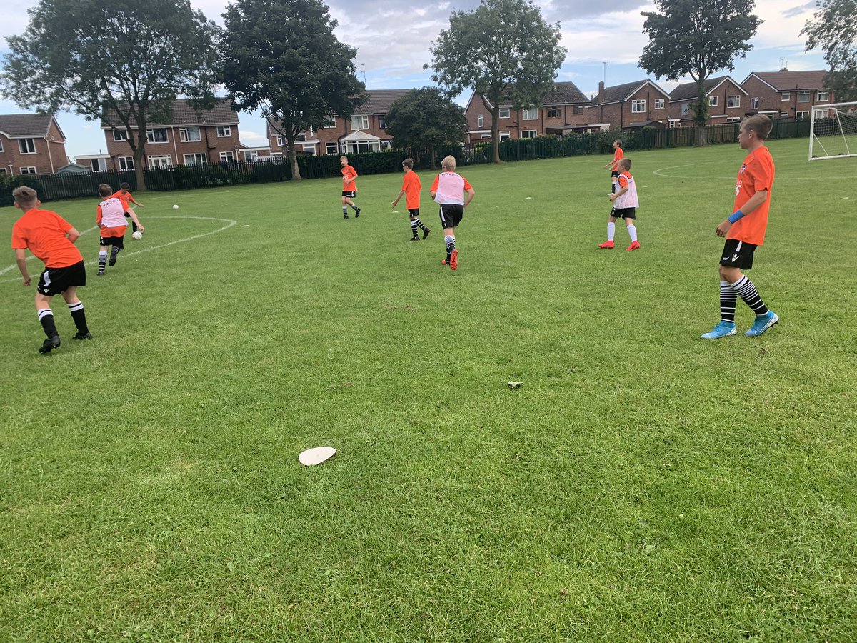 BarntonJuniors's tweet photo. Training 👌🏻👍🏻⚽️⚫️⚪️🟠🔴
#notlongnow
#23daysandcounting
#villagers https://t.co/N2sx8RAwTH