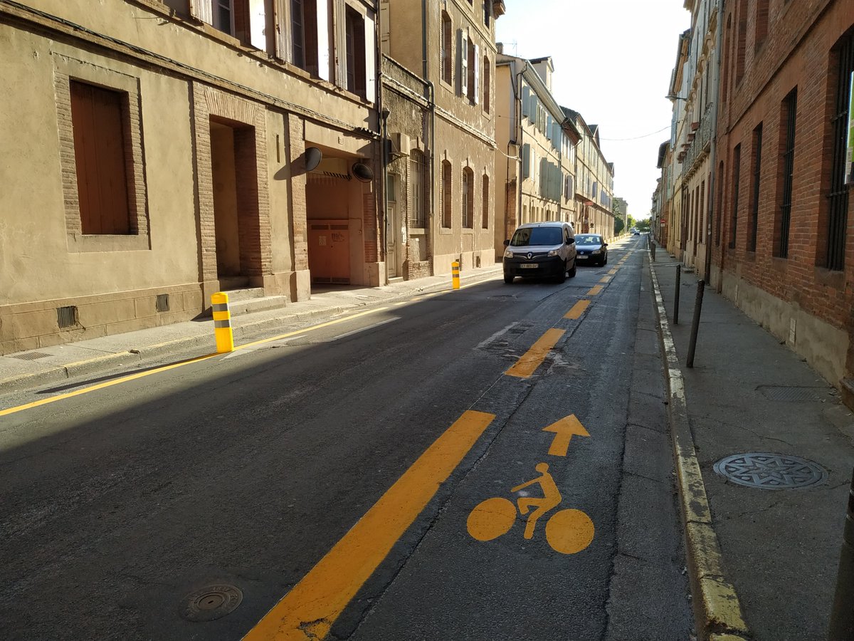grandalbigeois's tweet photo. Nouvelle signalisation rue de la République à Albi avec la mise en place d'un double sens cyclable permettant de remonter la rue depuis les Lices Pompidou. A #velo, mais aussi à pied puisqu'un nouveau marquage vient élargir le trottoir très fréquenté par les scolaires. https://t.co/jr4z4iUxRo