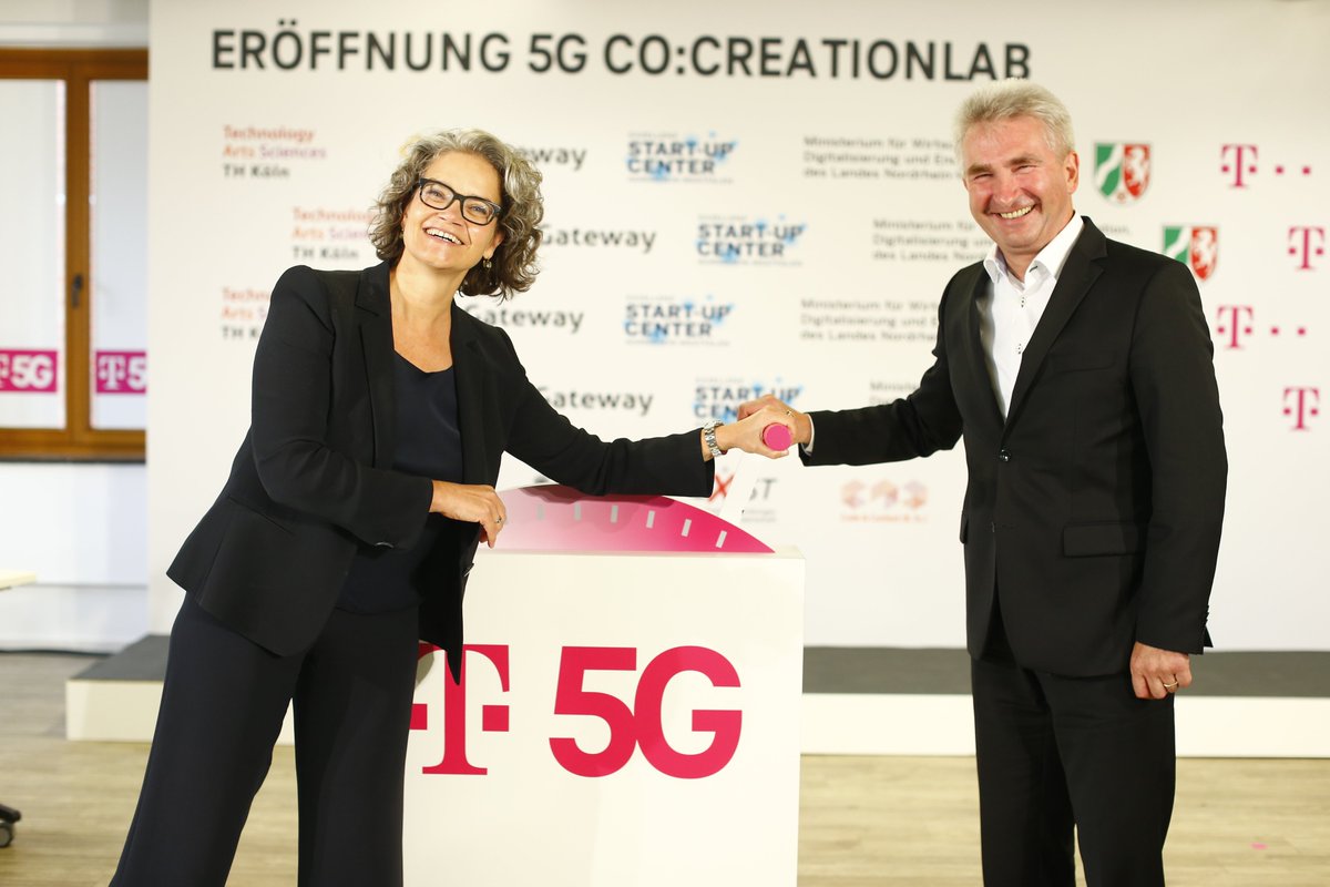deutschetelekom's tweet photo. #Telekom Vorstand @claudianemat und Digitalminister @a_pinkwart eröffnen das 5G Co:Creation Lab der @th_koeln und der @UniCologne. Der @fckoeln unterstützt strategisch und testet die entwickelten #5G Lösungen in seinem Umfeld. https://t.co/29HukSJXJA https://t.co/2WAJqdS6vm