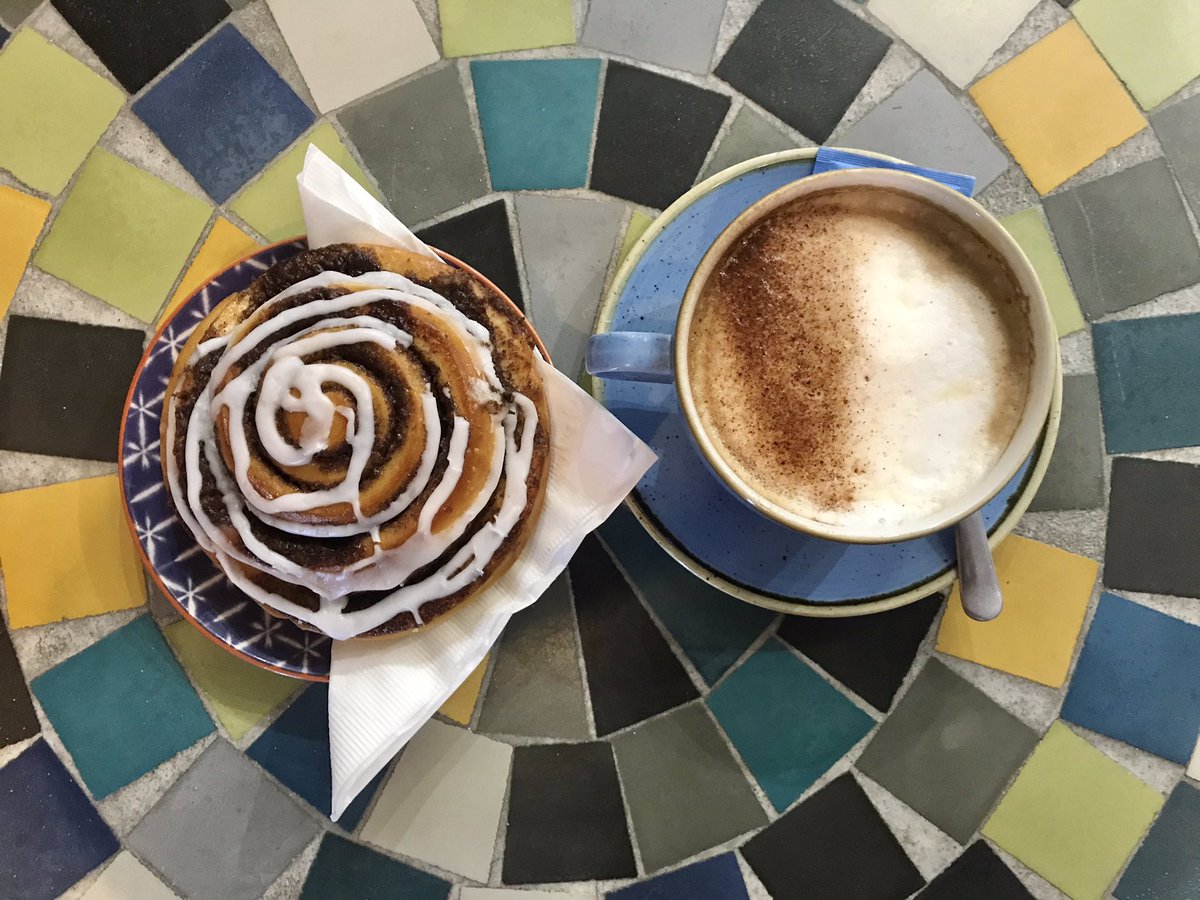 The perfect weather for a coffee and almond croissant  OR a cinnamon bun from <a href="/BakeriBaltz/">Bakeri Baltzersen</a> which one is your favourite? 😍