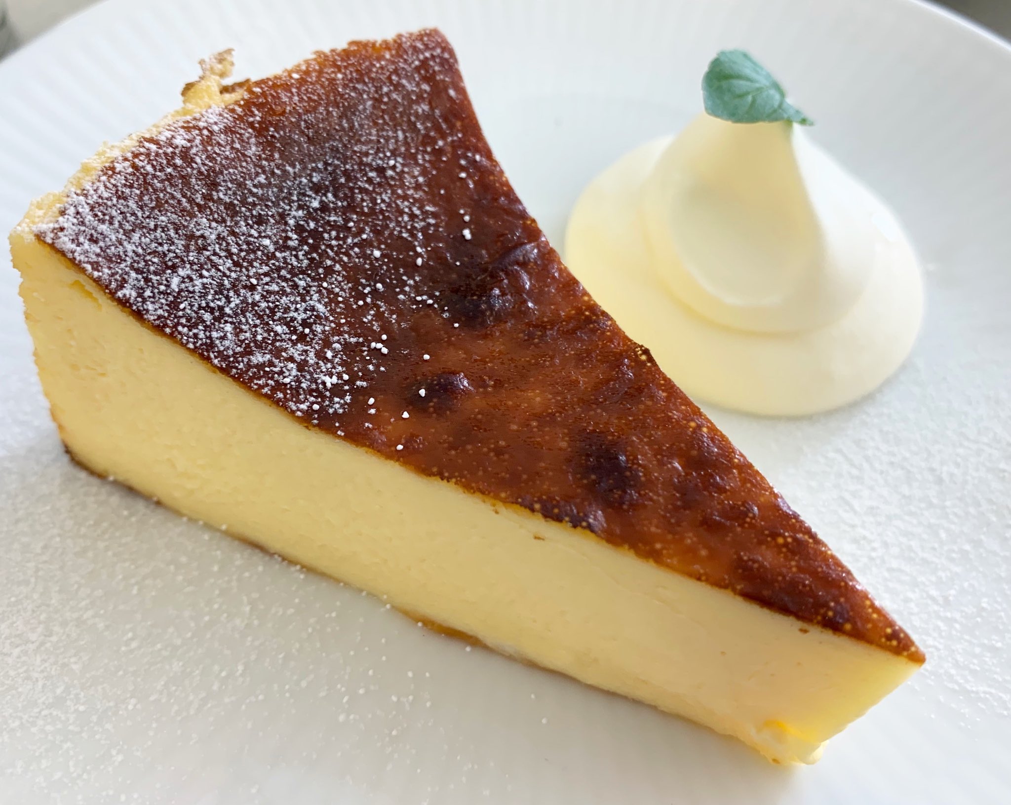 りょうくんグルメ まじでこの世の全てのチーズ好きに教えてあげたいんだが代官山の Cafe Facon Roaster Atelier には全ての人間を虜にする禁断のチーズケーキがある これが濃厚なレア食感で超絶美味いからぜひ全国のチーズ好き チーズを愛する者たち