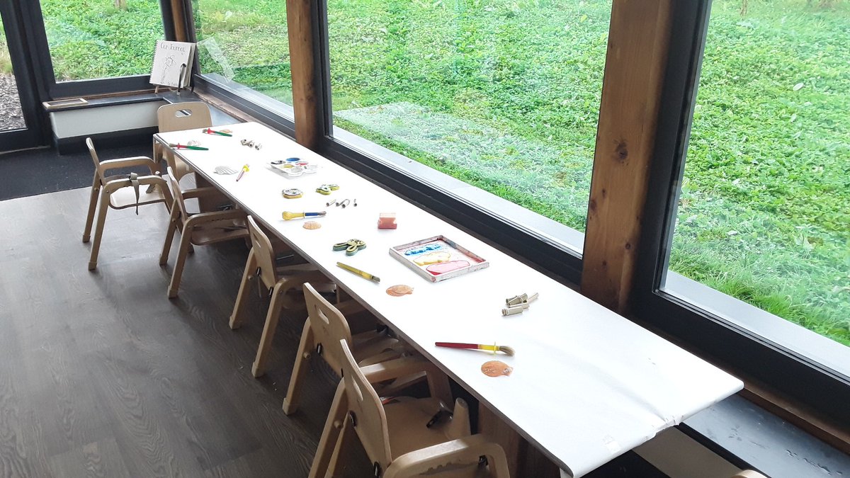 AshbridgeMaxy's tweet photo. Daffodils are enjoying painting natural resources this morning . 
#maxyfarm #daffodils #phyiscaldevelopment #Palmergrip #pinchergrip #paintingshells https://t.co/fldBhZO8ck