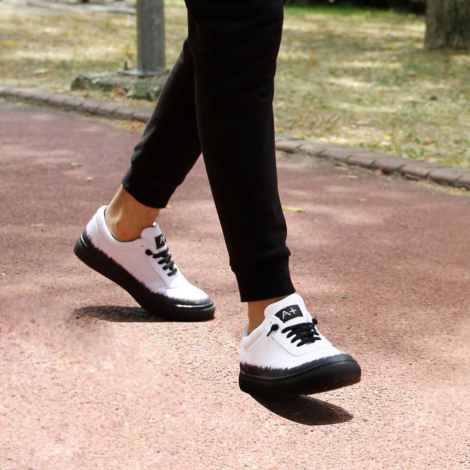 Saillakerscomtr's tweet photo. Siyah ile beyazın mükemmel konbinasyonu😎 el işçiliği boya detayları ile yazın favorisi sneakerlar!

Ürün detay ; https://t.co/nVNtRqd6pH

 #Erkek #Trending #Sneakers https://t.co/SPEc9eq4I3