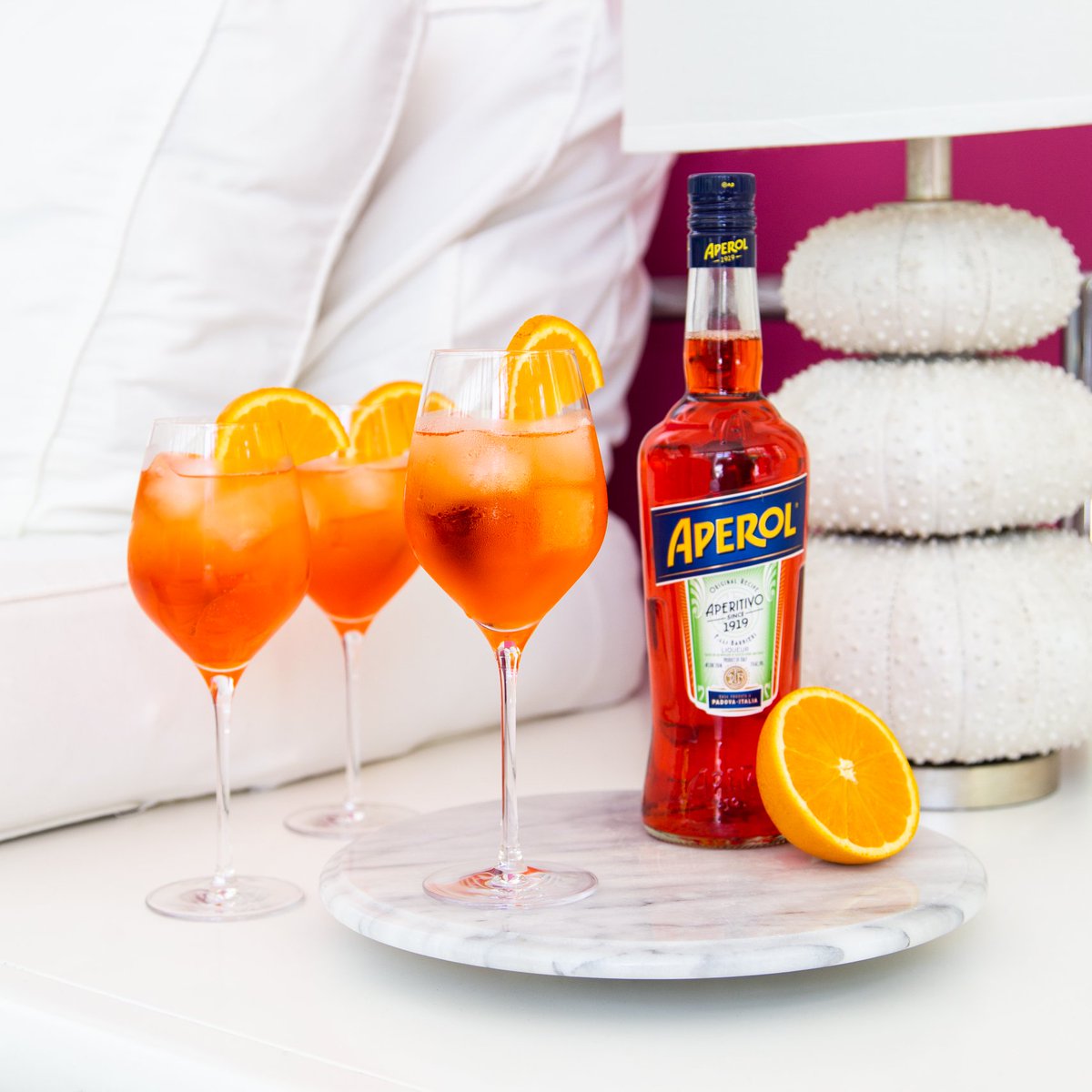 Aperol アペロール アペロールスプリッツ レシピ ワイングラスに氷を満たす １ １の割合でプロセッコ 辛口スパークリングワイン アペロール を注ぐ スライスしたオレンジを添える お好みでソーダを少量入れてお楽しみ下さい アペロール おうち