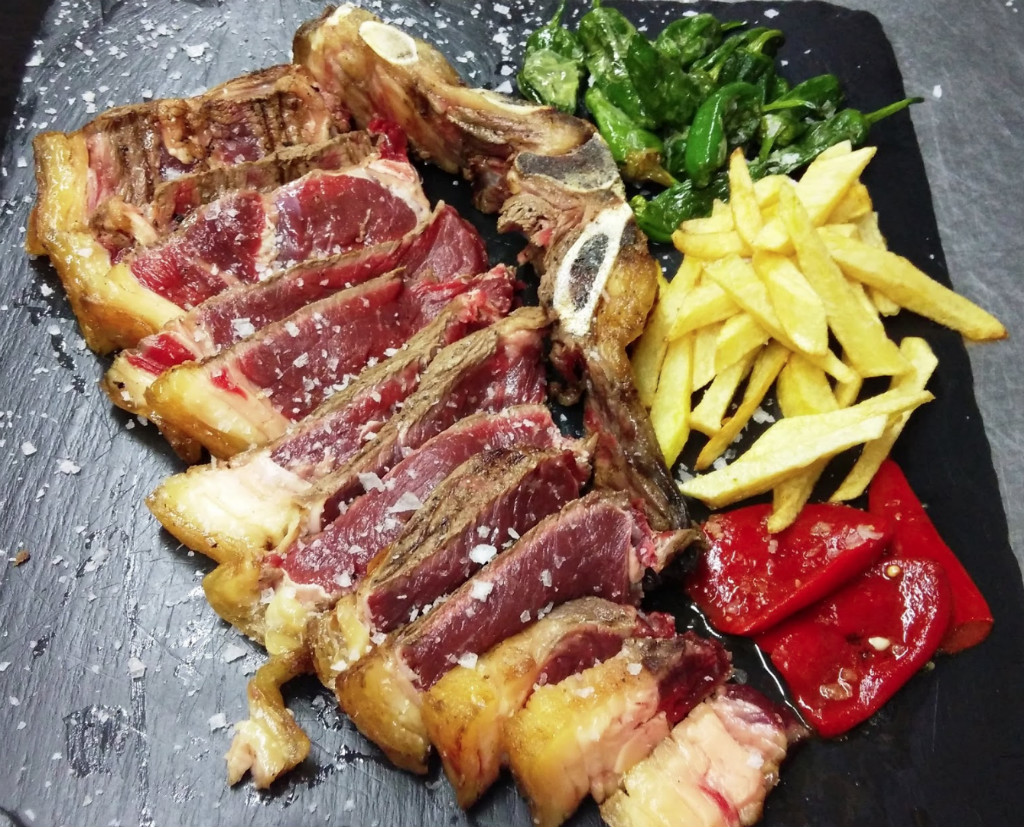 Se acerca el #finde y se multiplican las ganas de disfrutar de un #chuletón de reglamento, ¡¡como le gusta al Tío Blas!! 🍷😋