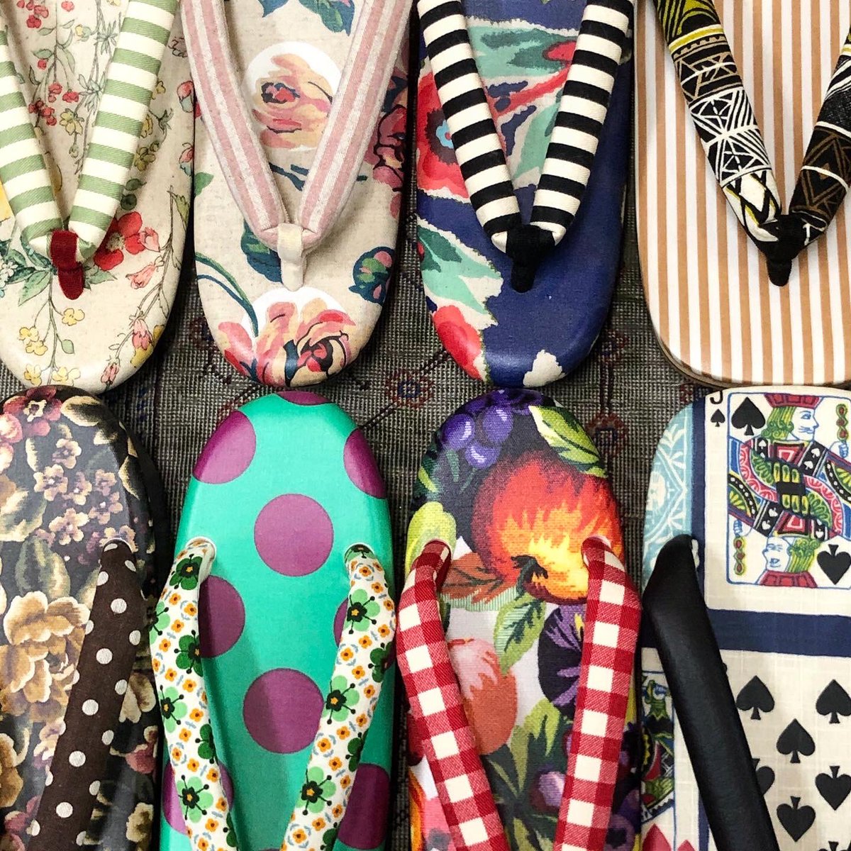 #haruキモノコモノ屋 <a href="/harukomonoya/">井上　ハルコ</a> さんの可愛いお草履入荷しました👣
今回は2足のみ雪駄もございます。
こちらはコルクの台がとっても軽くて履きやすそうです。
画像①②Mサイズ
画像②③Lサイズ、右端メンズLサイズ。
#草履 #雪駄 #キモノ葉月