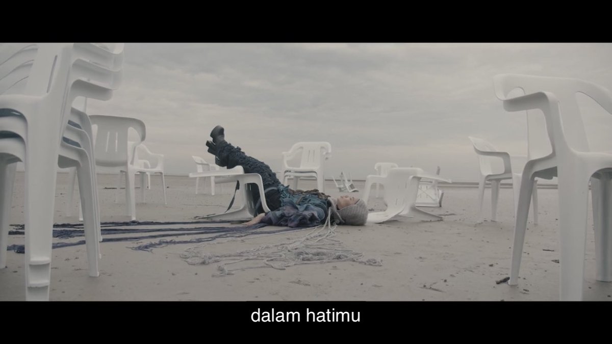 mhermanrawi's tweet photo. Korng yg mana? Haha

#sembah
#maybe #kelip2

Naim D               VS @ainaabdulmusic https://t.co/tJXxgC5dz4