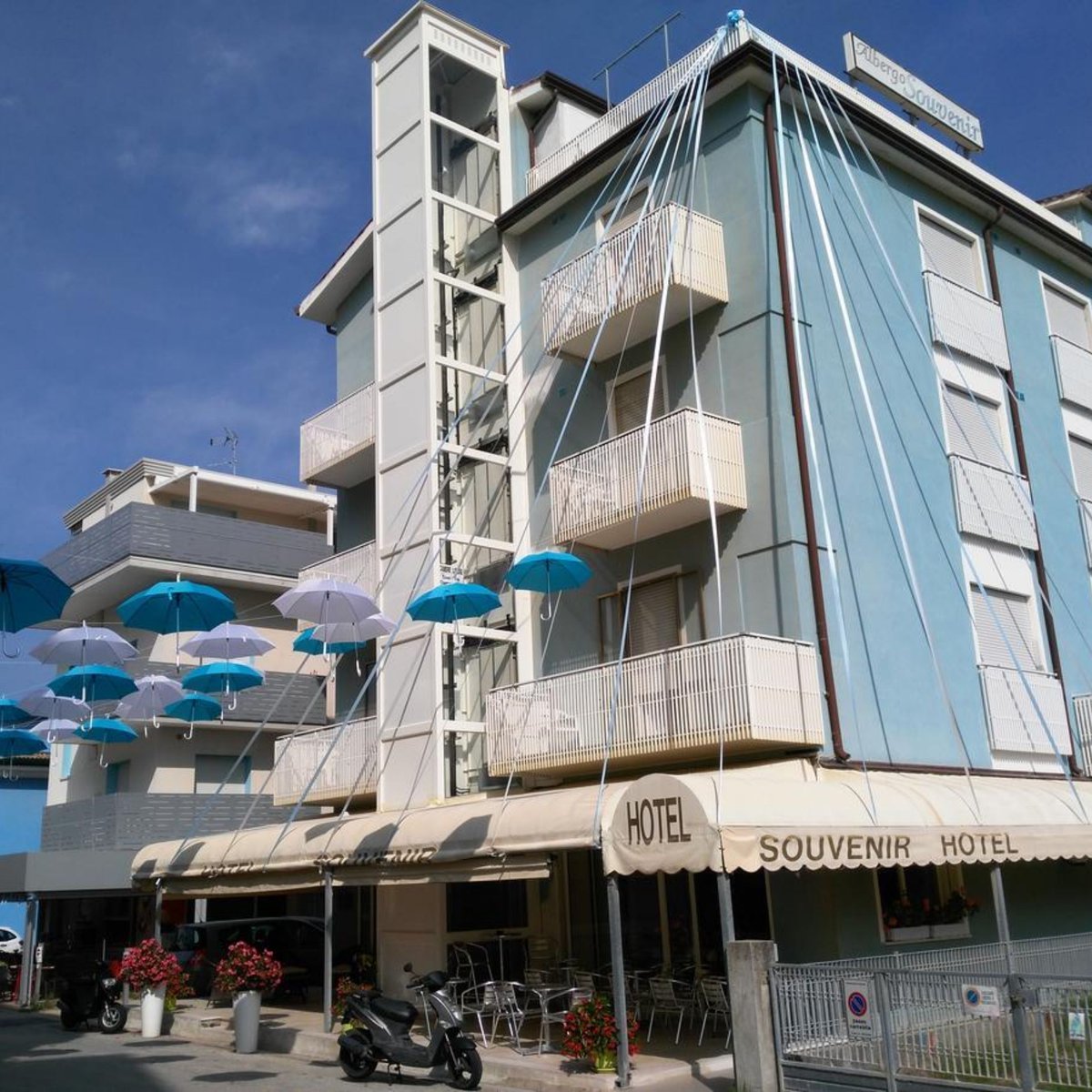 L’hotel Souvenir, a gestione famigliare, si trova sulla spiaggia di levante, affacciato sul mare, a pochi passi dal centro storico. Cucina casalinga con menù giornaliero. Spiaggia attrezzata privata. 
 caorle.it/it/scheda-eser…