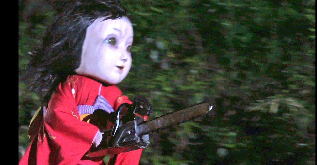 Netflixでキャンプに来た若者が市松人形に襲われるホラー映画 恐怖人形 が配信されるのだけどビジュアルのなにかがおかしい Togetter