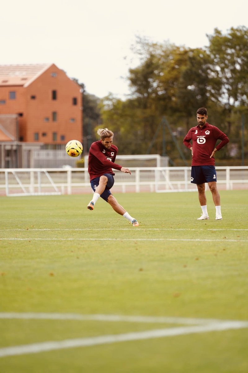 Ben: Zekicim böyle geliyorsun topa, hafif bir falso veriyorsun, tam 90’a.
Zeki: 😎😎😎