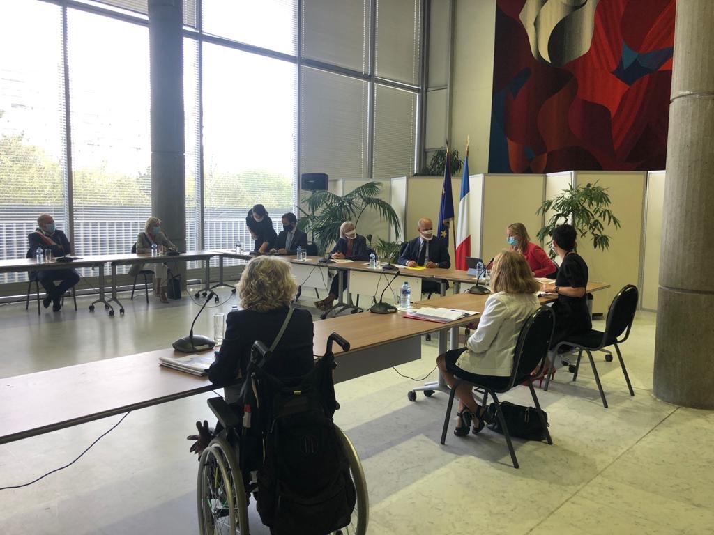 s_cluzel's tweet photo. #RENTREE2020 avec @jmblanquer à @Nanterre92 rencontre et échanges avec les professionnels et les associations en charge de l’#écoleinclusive en #HautsdeSeine. 
👉🏻 Point sur la #rentréepourtous #scolarisationpourtous 
@JeanCASTEX @gouvernementFR @education_gouv @ARS_IDF https://t.co/tH6W2b4Z4B