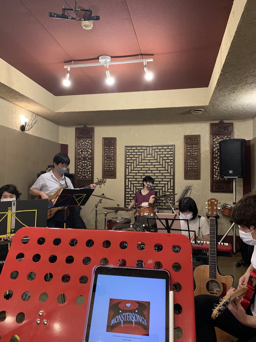 #Monstersongs 初バンド合わせ終了👻ずっと家に引きこもって練習をしていたのでバンドの迫力と共に歌ったら自分の声が良く分からなくなって不思議な感覚でした。こうしてまた皆でパフォーマンスできることに感謝しています💖はるねぇが撮ってくれた謎顔の写真。ポイントは背後で微笑む岡くん。