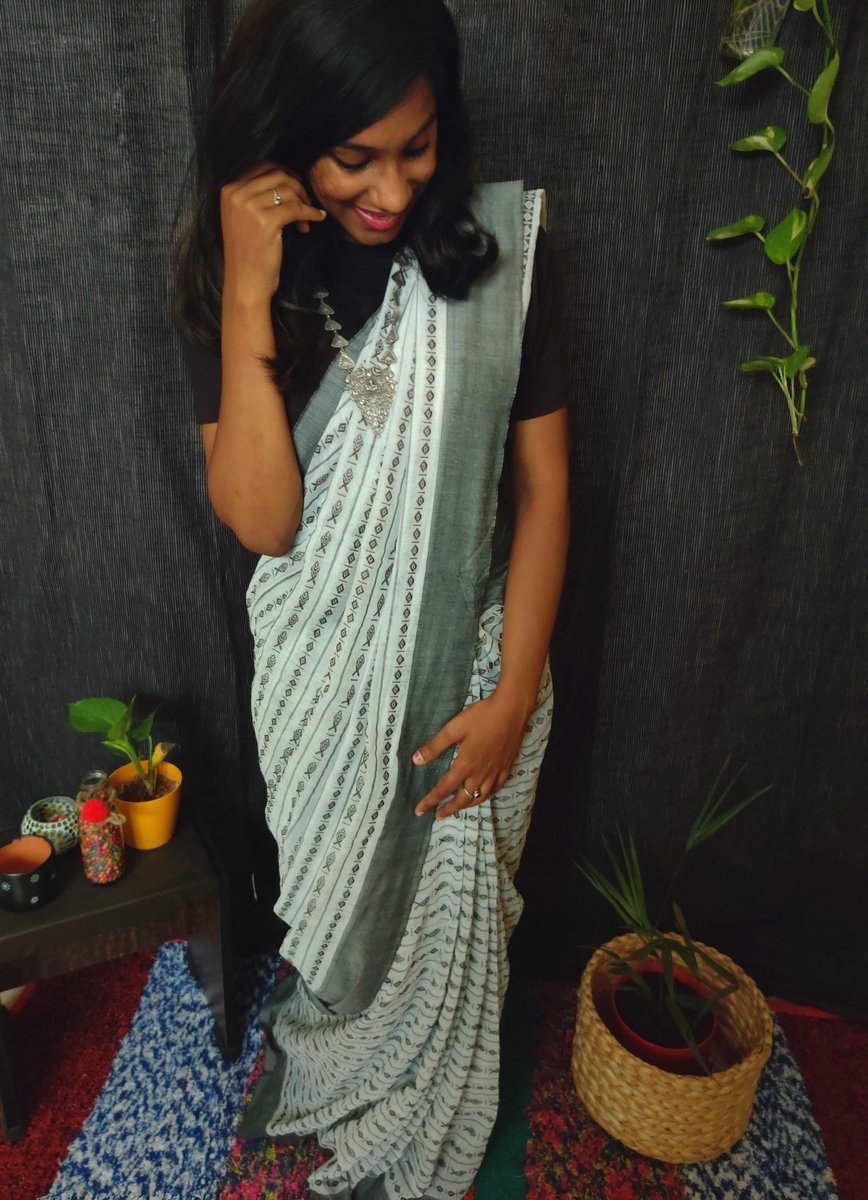 A pretty hand woven fish motiff khadi cotton saree paired with a simple black crop top and a silver look alike long neck piece. #vocal4handmade #VocalForLocal #supportsmallbusiness #SupportSmallBusinesses #supportloom #SareeTwitter #khadicottonsaree #styling #sareestyling