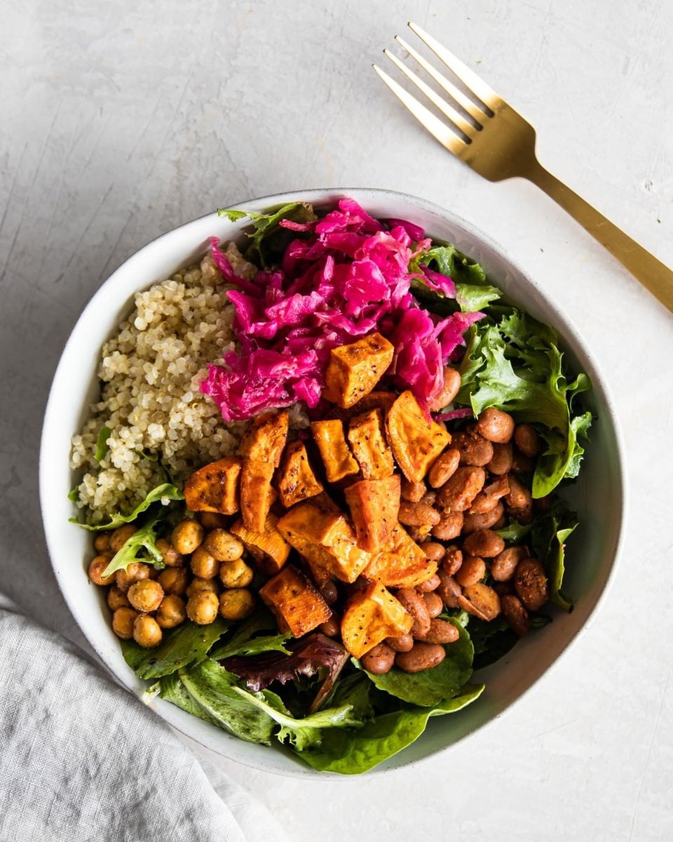 Fresh greens tossed in a vinaigrette + oven-roasted sweet potatoes + pinto beans + crunchy chickpeas + quinoa + beet kraut — would you add anything else? 🙋🏻‍♀️💯🌿👌🏻 This combo is so delicious. Happy Friday, friends!!
