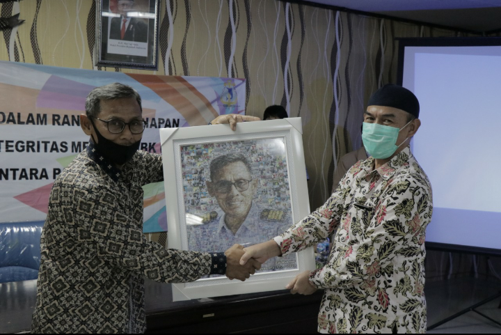 ppn_ratu's tweet photo. Acara dilanjutkan dengan pelepasan pegawai yang memasuki purna tugas Bpk Edi Ruhendi dan pegawai yang pindah tugas sdr @andreharsono20 
@kkpgoid @djpt_kkp @Ririnyati1 @nchept_14 https://t.co/CJejO6VNzA