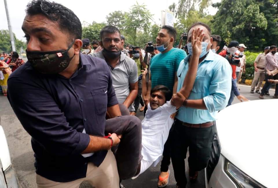 JennyThummar's tweet image. JEE-NEET की परीक्षा स्थगित की माँग कर रहे गुजरात कांग्रेस अध्यक्ष श्री अमित चावड़ा जी व NSUI गुजरात के साथियो को अहमदाबाद पुलिस द्वारा गिरफ्तार करना अलोकतांत्रिक है।
#AntiStudentsModiGovt 
#SpeakUpForStudentSafety