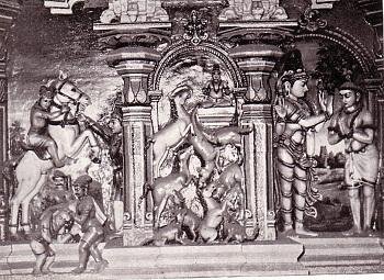 Shiva as Guru blesses Manickavasagar and tells him"Go back to your king & tell him that horses will arrive on Avani (Tamil month) Aug/sep Moolam(star) day".King doesnt believe his words so jails him & waits for arrival of horse.Sundareswarar convert the foxes into horses.5/n