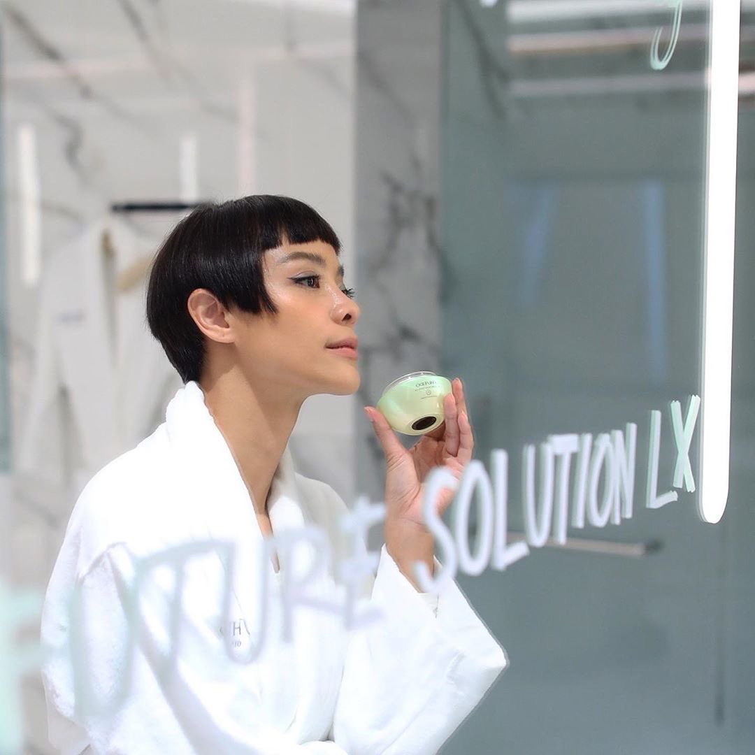 _GANDAGANDA_'s tweet photo. #GDREPORT @shiseido Future Solution LX Legendary Enmei Ultimate Renewing Cream ตอนนี้มีครีมออกมาแล้วค่ะ
ครีมนี้ช่วยฟื้นฟูผิวได้อย่างเต็มที่ ลดเลือนริ้วรอย ความหย่อนคล้อย ให้ผิวดูแน่นกระชับได้รูป ครั้งแรกที่ใช้ก็รู้สึกเลยค่ะว่า ผิวเนียนสุดเหมือนเปิดไฟให้ที่หน้า
#ShiseidoThailand https://t.co/kFzYcPzTiS