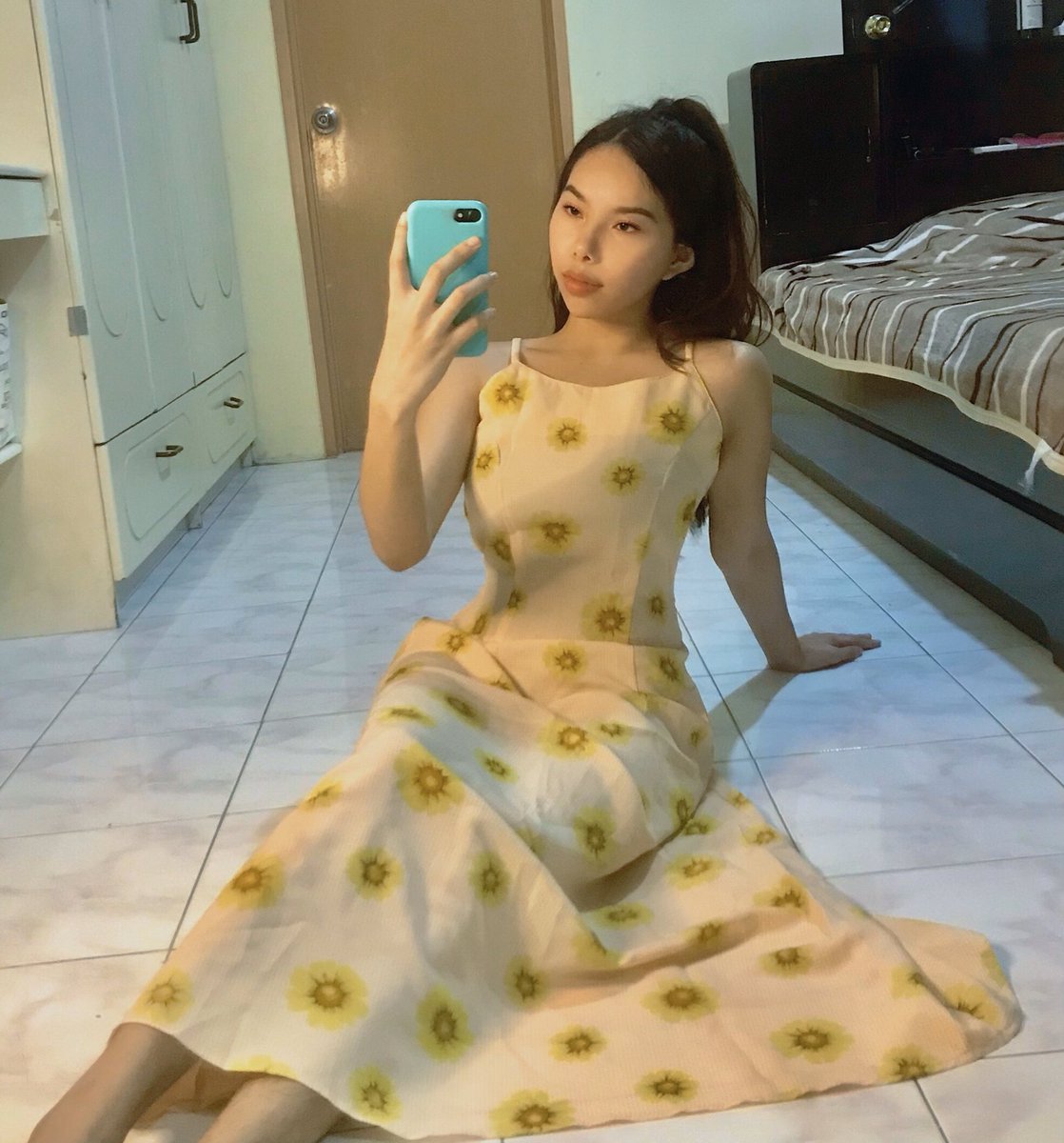 hannarylle's tweet photo. Mom’s dress looks good on me.🌼 https://t.co/FlTP1Gpc7K