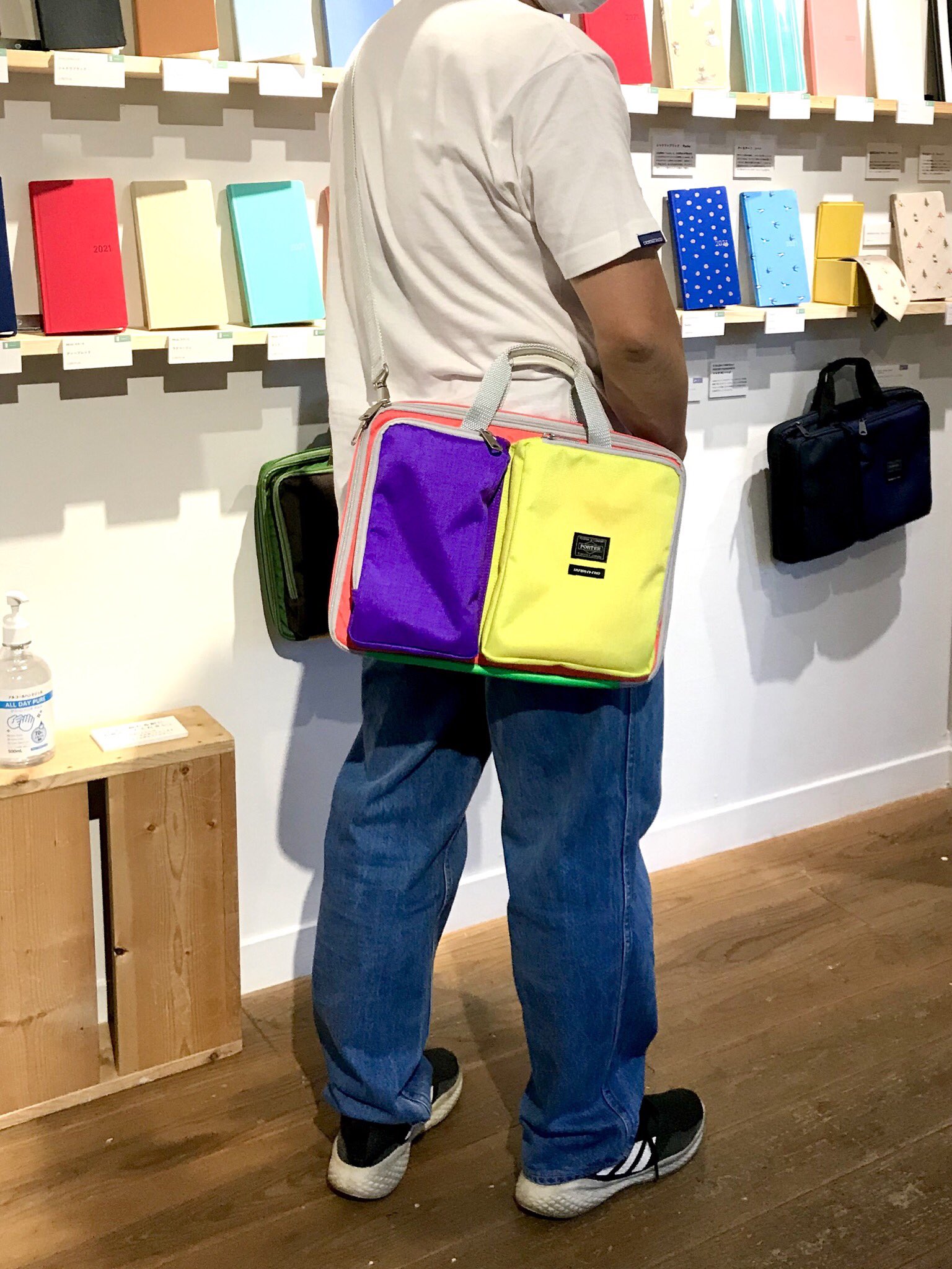 ほぼ日】B JIRUSHI YOSHIDA／マルチケース（ネオンミックス） B