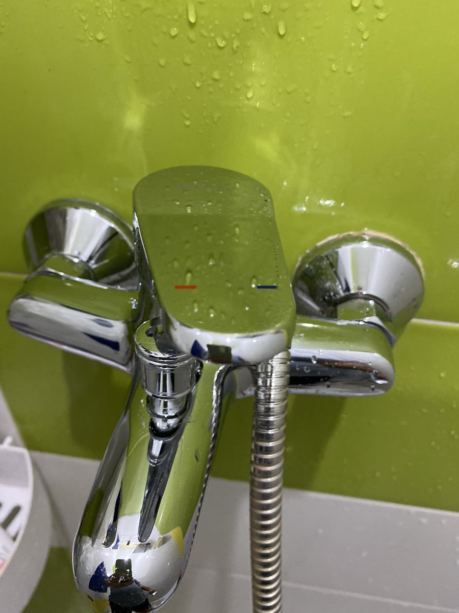 Nemu cairan pembersih kerak yang beneran ampuh bgt, ga pake capek2 gosok langsung luntur itu kerak. Kinclong lagi

From this                        To this