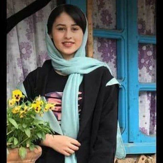 صبا کرد افشاری. مجموع حکم: ۲۴ سال. حکم قابل اجرا: ۱۵ سال زندان به خاطر اتهام "اشاعه فساد و فحشا از طریق کشف حجاب و پیاده روی بدون حجاب".
پدر #رومینا_اشرفی. حکم دادگاه: ۹ سال زندان از بابت  سربریدن دختر ۱۳ ساله اش با داس.
#قوه_قضاییه_نظام